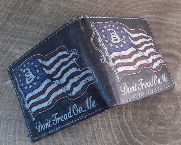 Li Men's Don't Tread On Me Gadsden Flag Vegan Leather Bi-Fold Wallet With Gift Box